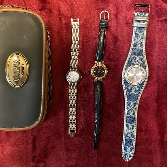 Three vintage Guess watches from the 90s with one case. Batteries not working - Picture 2 of 6